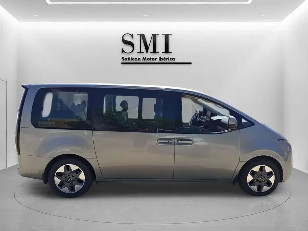 Usado Hyundai Staria 177 CV (130 kW) 2023 Gris Monovolumen