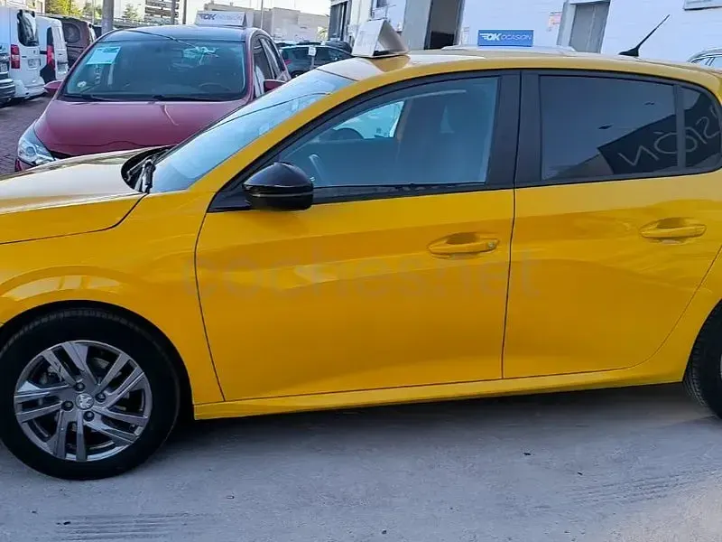 Usado Peugeot 208 Active 100 CV (73 kW) 2022 Amarillo Utilitario