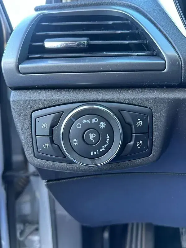 Usado Ford Mondeo Trend 120 CV (88 kW) 2018 Gris / plata Berlina