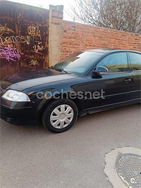 Usado VW Passat Edition 130 CV (95 kW) 2004 Negro Familiar