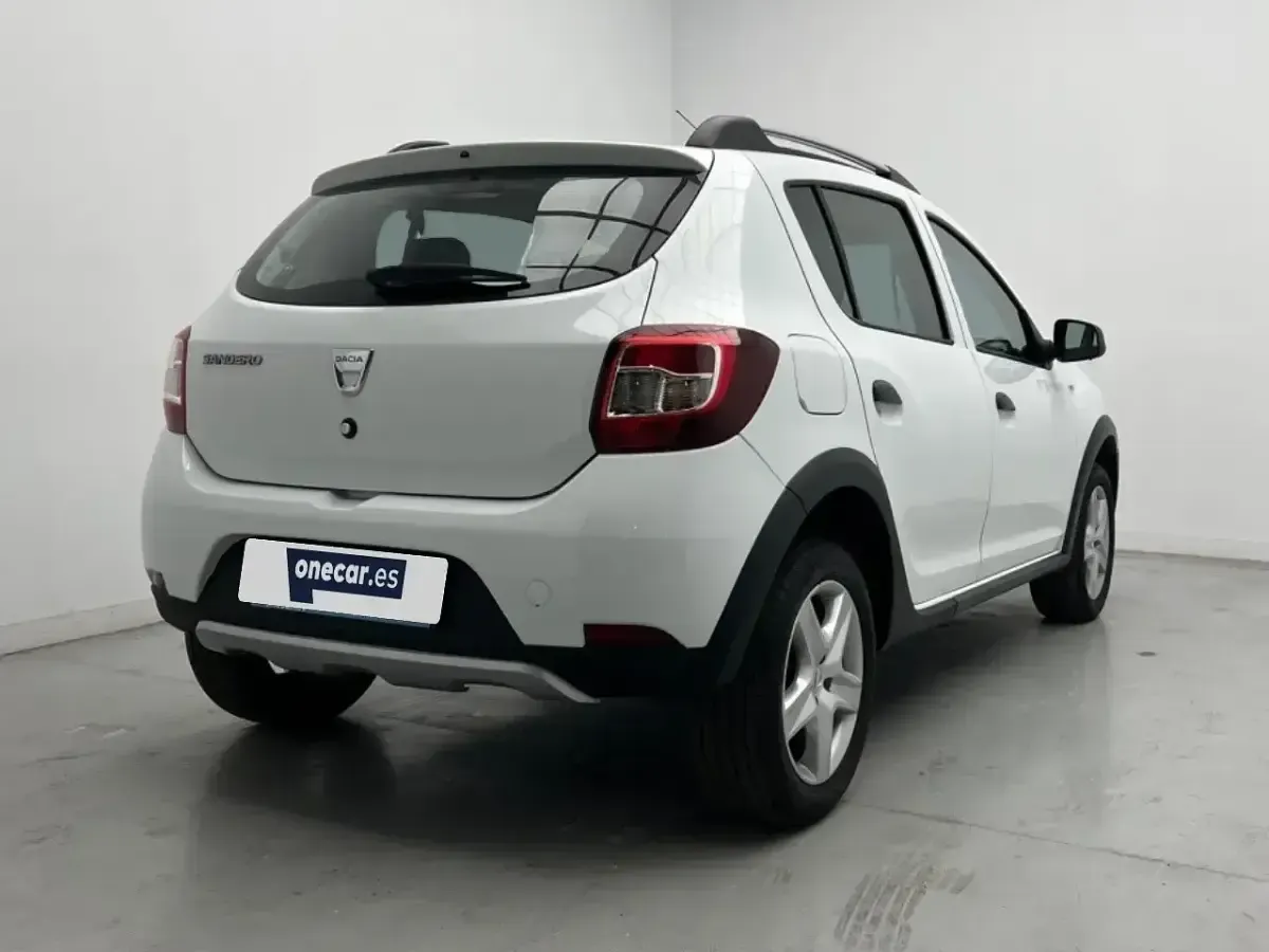 Käytetty Dacia Sandero Stepway 90 HP (66 kW) 2015 Valkoinen Viistoperä