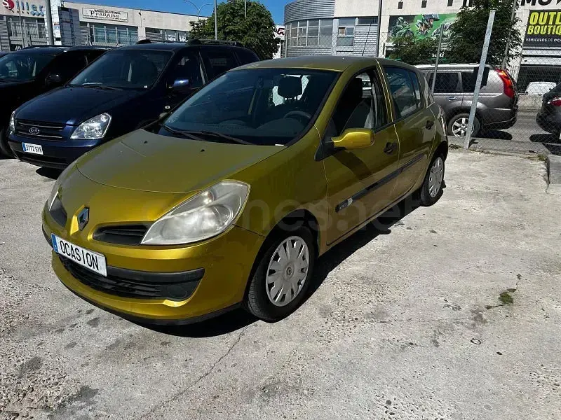 Usado Renault Clio II Life 75 CV (55 kW) 2006 Amarillo Berlina