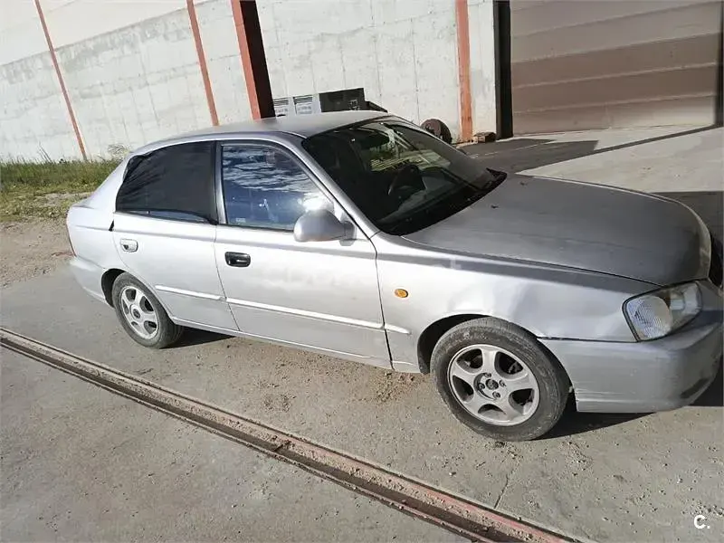 Usado Hyundai Accent 82 CV (60 kW) 2002 Gris / plata Berlina