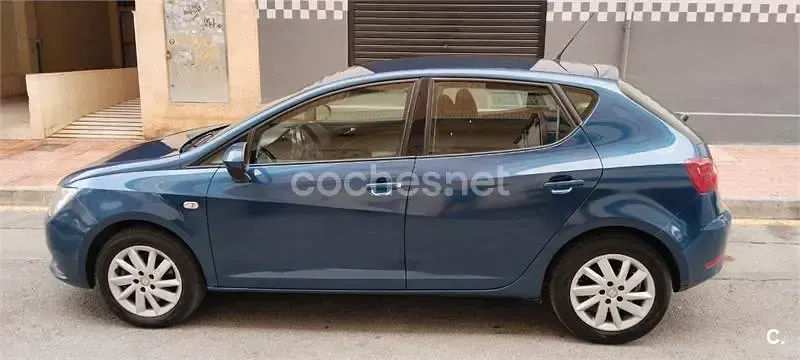 Usado Seat Ibiza I-Tech 105 CV (77 kW) 2013 Azul Berlina