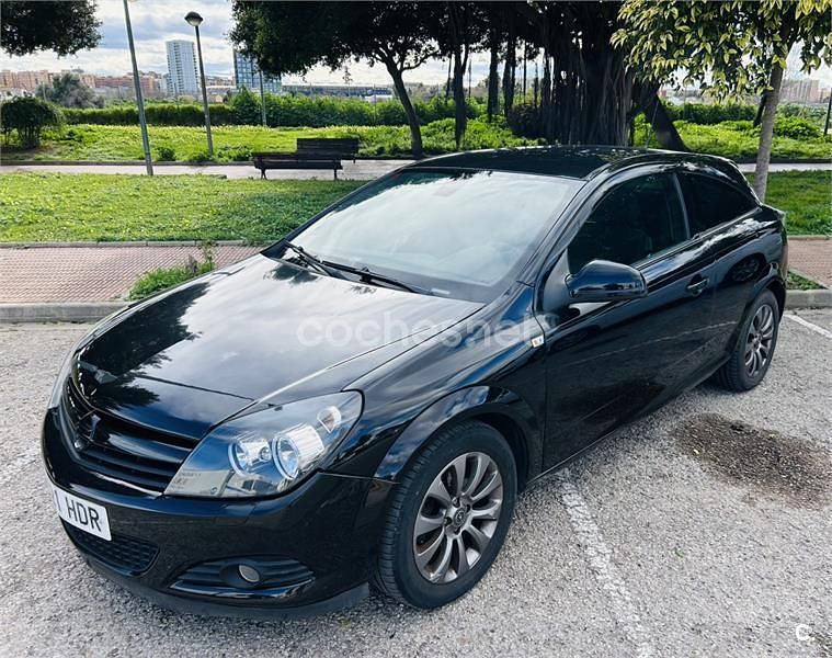 Usado Opel Astra GTC 90 CV (66 kW) 2011 Negro Berlina