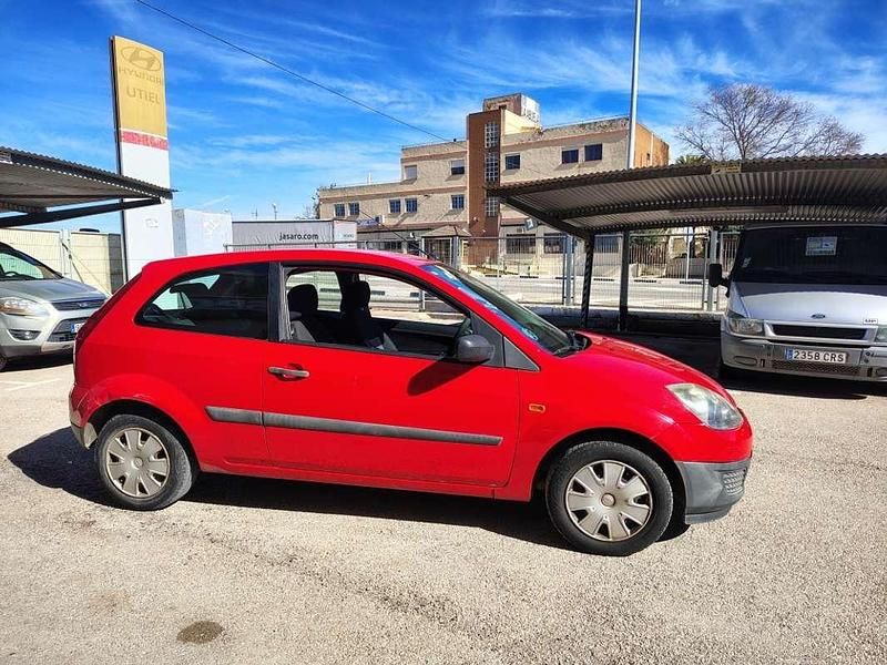 Usado Ford Fiesta Ambiente 68 CV (50 kW) 2008 Rojo Utilitario
