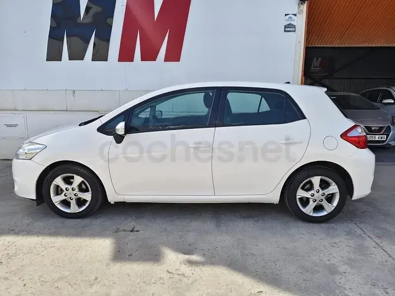 Usado Toyota Auris Active 90 CV (66 kW) 2011 Blanco Utilitario