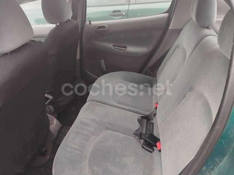 Begagnad Peugeot 206 70 HK (51 kW) 2000 Grön Sedan
