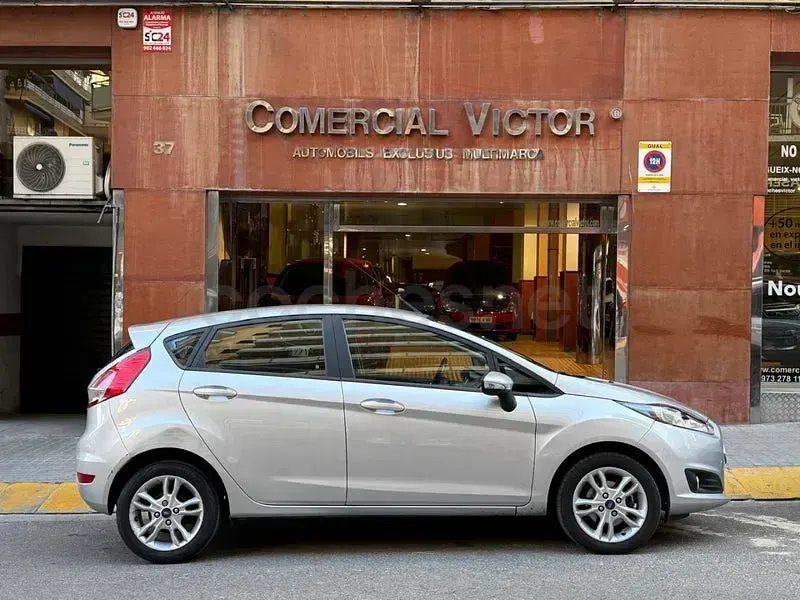 Usado Ford Fiesta Trend 100 CV (73 kW) 2016 Gris / plata Utilitario