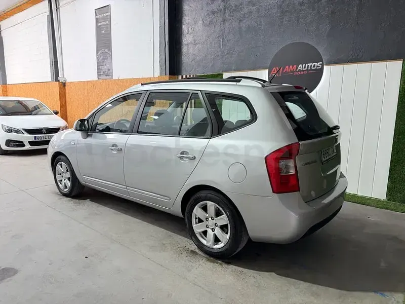 Usado Kia Carens Active 140 CV (102 kW) 2010 Gris / plata Monovolumen