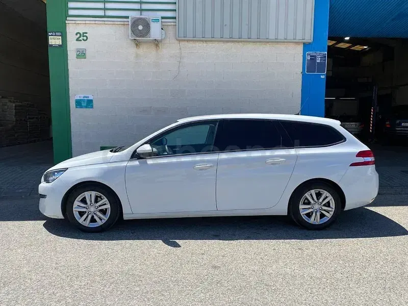 Usado Peugeot 308 SW Business-Line 120 CV (88 kW) 2015 Blanco Familiar