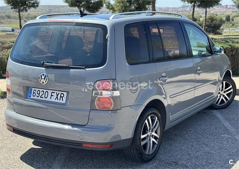Usado VW Touran Highline 140 CV (102 kW) 2007 Gris / plata Monovolumen