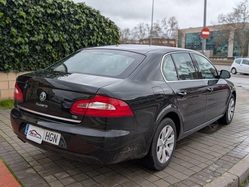Usado Skoda Superb Elegance 160 CV (117 kW) 2011 Negro