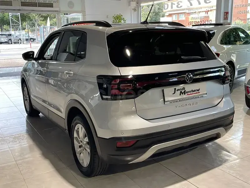 Usado VW T-Cross Advance 110 CV (80 kW) 2022 Gris / plata SUV