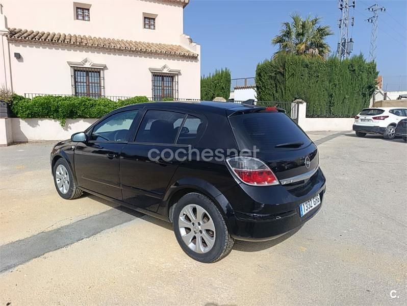 Usado Opel Astra Essentia 90 CV (66 kW) 2008 Negro Berlina