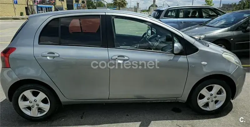 Usado Toyota Yaris 90 CV (66 kW) 2008 Gris / plata Utilitario