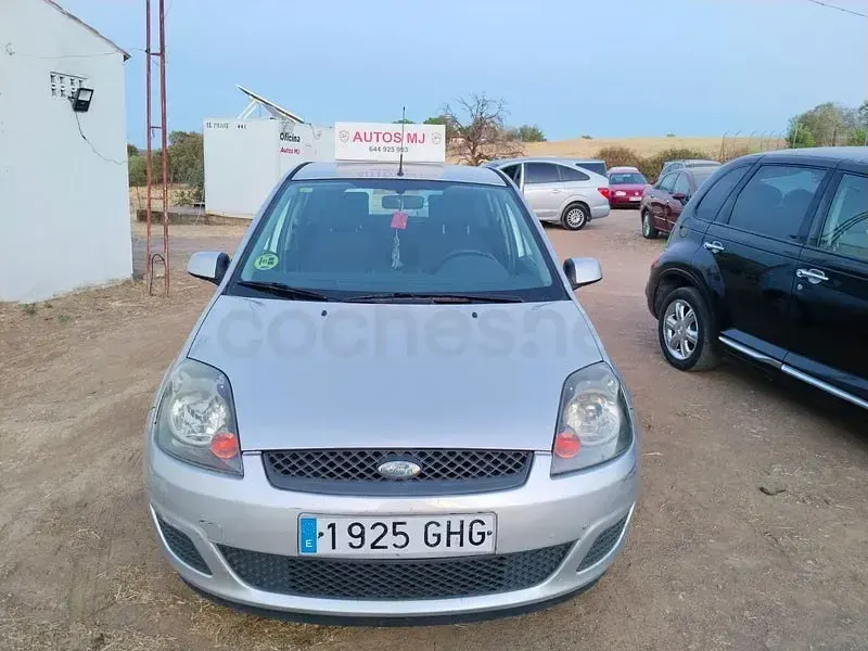 Usado Ford Fiesta Trend 90 CV (66 kW) 2009 Gris / plata Berlina