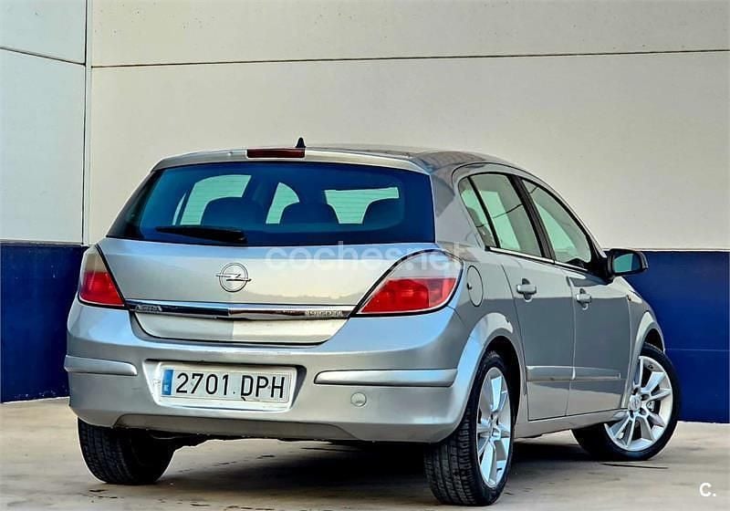Usado Opel Astra Sport 120 CV (88 kW) 2006 Gris / plata Familiar