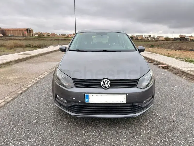 Usado VW Polo Advance 75 CV (55 kW) 2015 Gris / plata Berlina