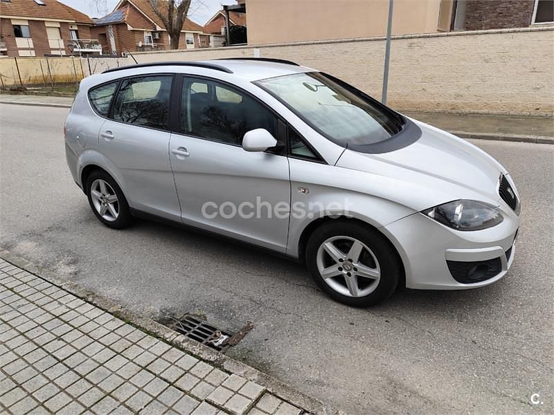 Usado Seat Altea XL Reference 105 CV (77 kW) 2012 Gris / plata Monovolumen