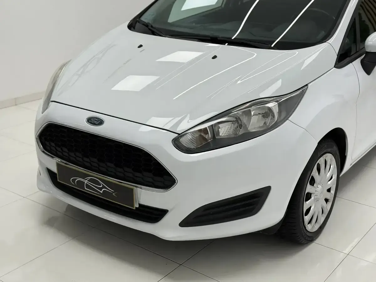 Usado Ford Fiesta Trend 75 CV (55 kW) 2017 Blanco Berlina