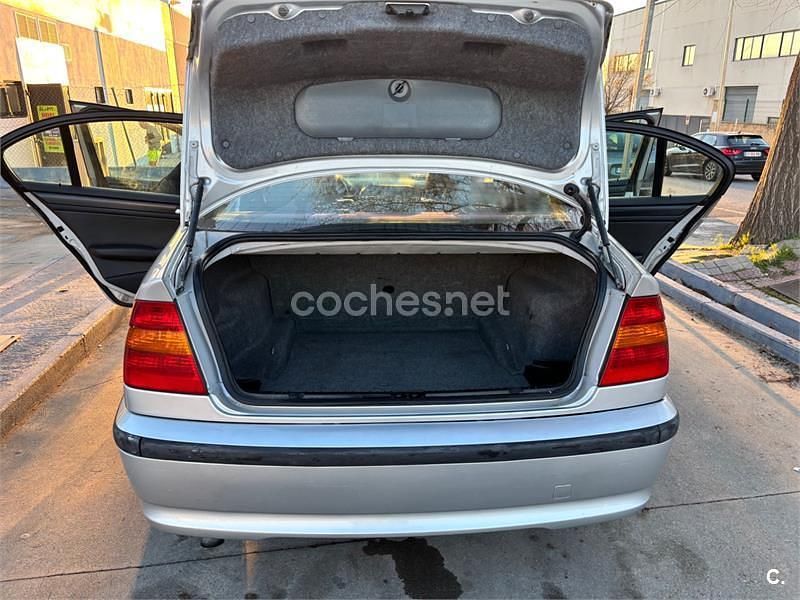 Usado BMW 318 115 CV (84 kW) 2005 Gris / plata Berlina