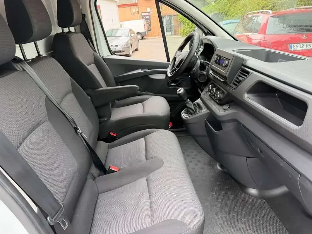 Usado Renault Trafic 110 CV (80 kW) 2023 Blanco Monovolumen
