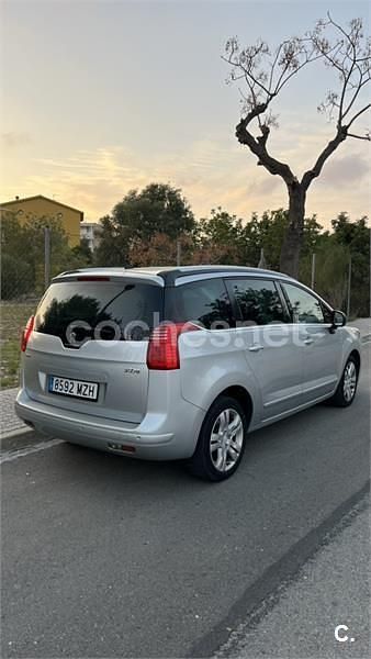 Usado Peugeot 5008 Style 150 HP (110 kW) 2014 Cinzento Monovolume