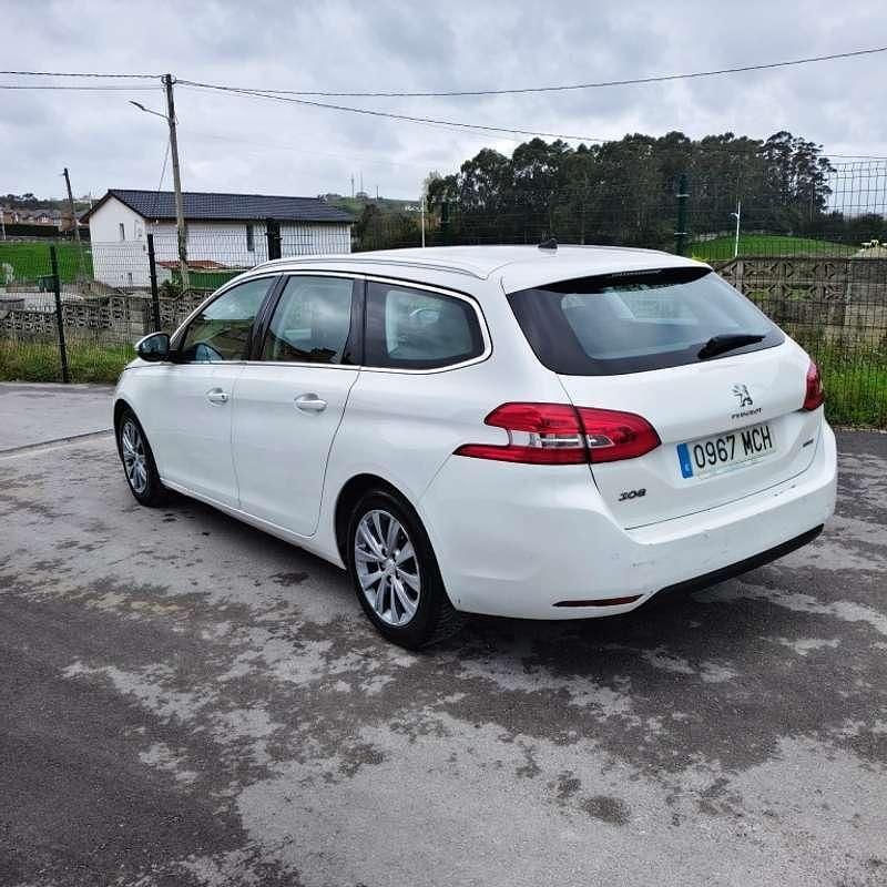 Usado Peugeot 308 SW Style 120 CV (88 kW) 2015 Blanco Familiar