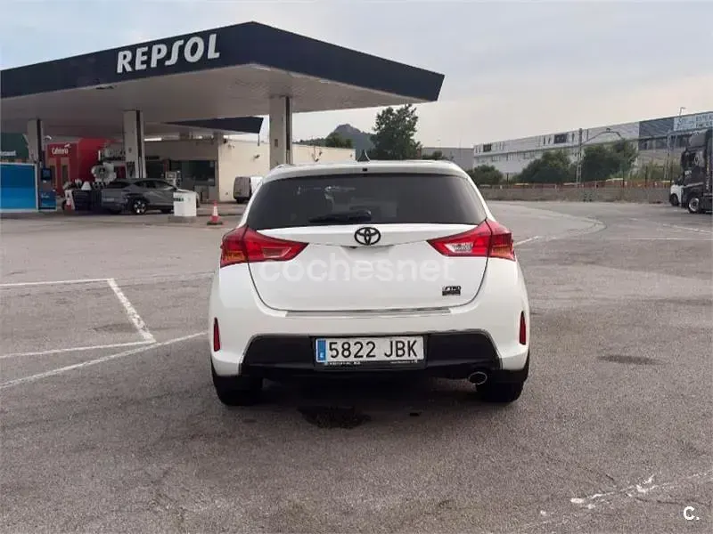 Usado Toyota Auris Active 132 CV (97 kW) 2014 Blanco Berlina
