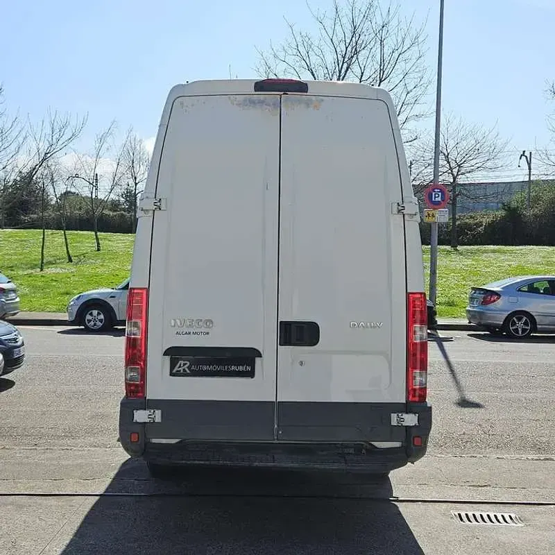 Usado Iveco Daily 105 CV (77 kW) 2012 Blanco Van