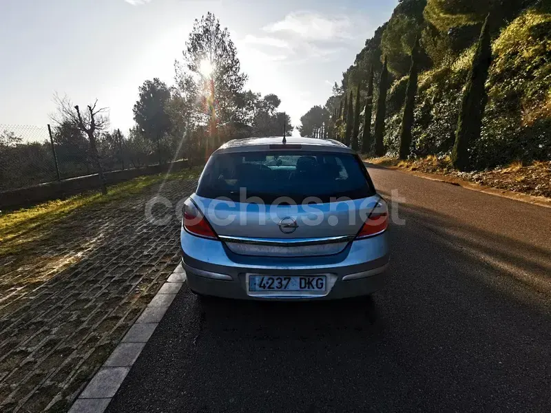 Usado Opel Astra Edition 80 CV (58 kW) 2005 Gris / plata Berlina