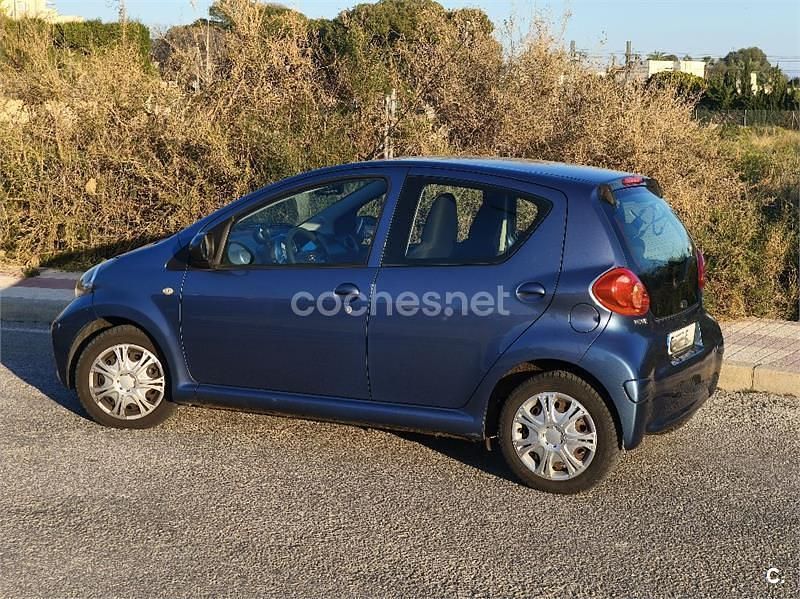 Usado Toyota Aygo 68 CV (50 kW) 2008 Azul Utilitario
