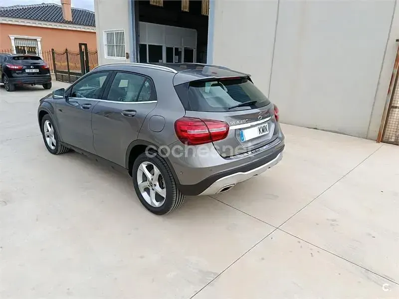 Usado Mercedes GLA200 136 CV (100 kW) 2018 Gris / plata SUV