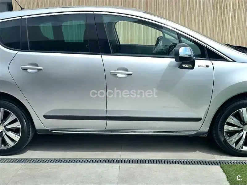 Usado Peugeot 3008 Allure 120 CV (88 kW) 2014 Blanco Familiar