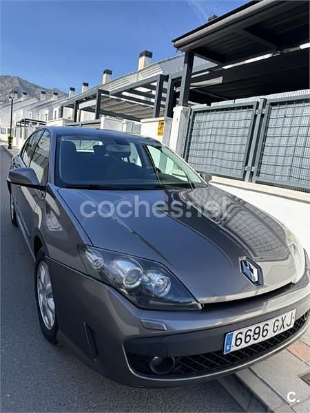 Usado Renault Laguna III Expression 130 CV (95 kW) 2010 Beige Berlina
