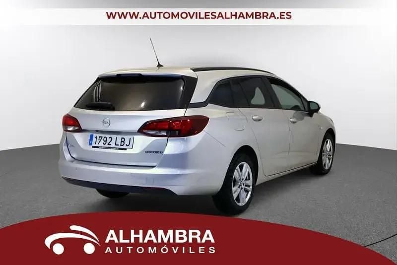 Usado Opel Astra Selective 110 CV (80 kW) 2019 Gris / plata Utilitario