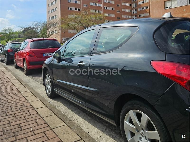 Usado Peugeot 308 110 CV (80 kW) 2010 Negro Berlina