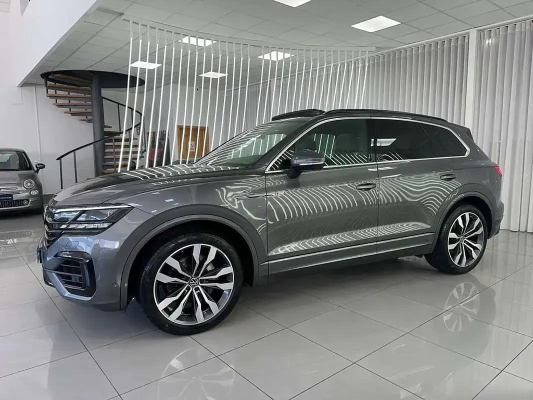 Usado VW Touareg R-line 286 CV (210 kW) 2022 Gris SUV