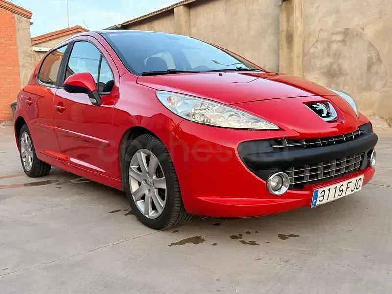 Usado Peugeot 207 110 CV (80 kW) 2007 Rojo Berlina