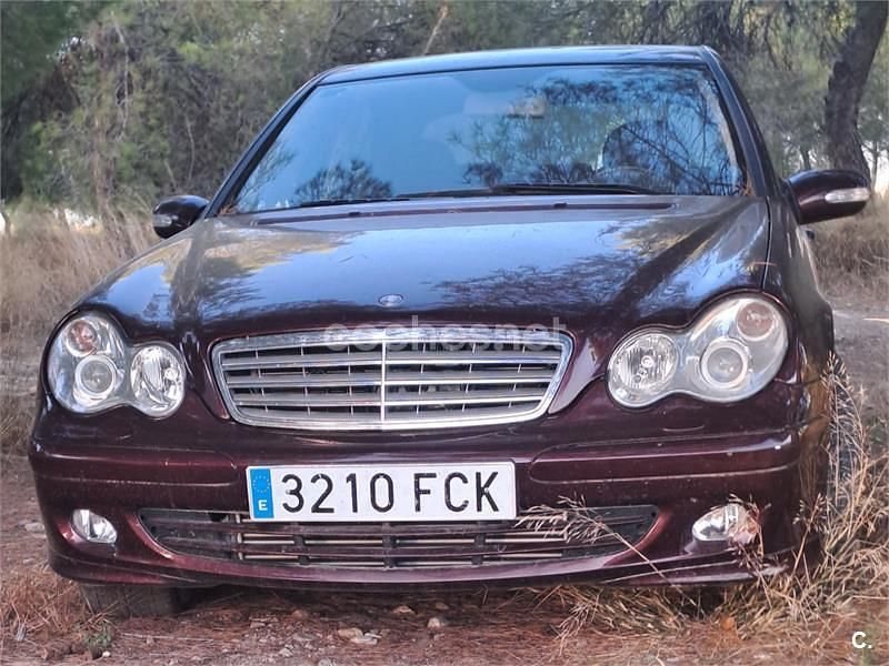 Usado Mercedes C220 Classic 150 CV (110 kW) 2006 Granate Berlina