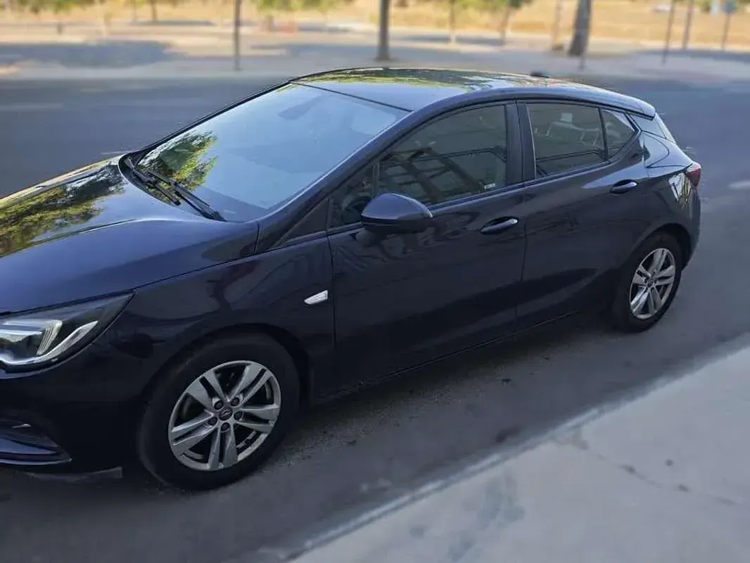 Usado Opel Astra Selective 125 CV (91 kW) 2018 Azul Berlina