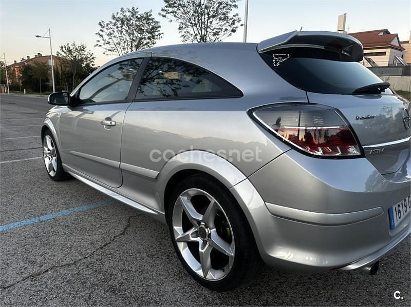 Usado Opel Astra GTC Sport 140 CV (102 kW) 2008 Gris / plata Berlina