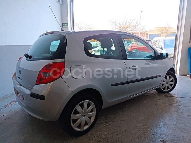 Usado Renault Clio II Authentique 70 CV (51 kW) 2007 Gris / plata Berlina
