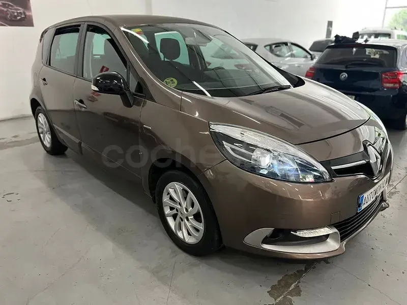 Usado Renault Scénic LIMITED 110 CV (80 kW) 2015 Marrón Monovolumen