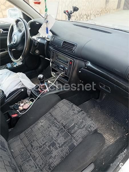 Gris / plata Usado 2000 VW Passat Trendline Familiar | 1300 € (Buen precio) - Imagen 1/4