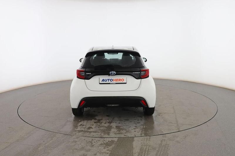 Usado Toyota Yaris Hybrid Active 116 CV (85 kW) 2022 Blanco Berlina
