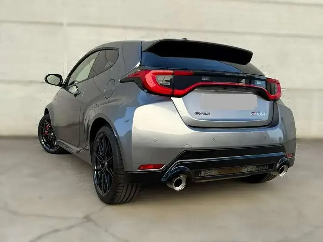 Usado Toyota Yaris 280 CV (205 kW) 2024 Gris Utilitario