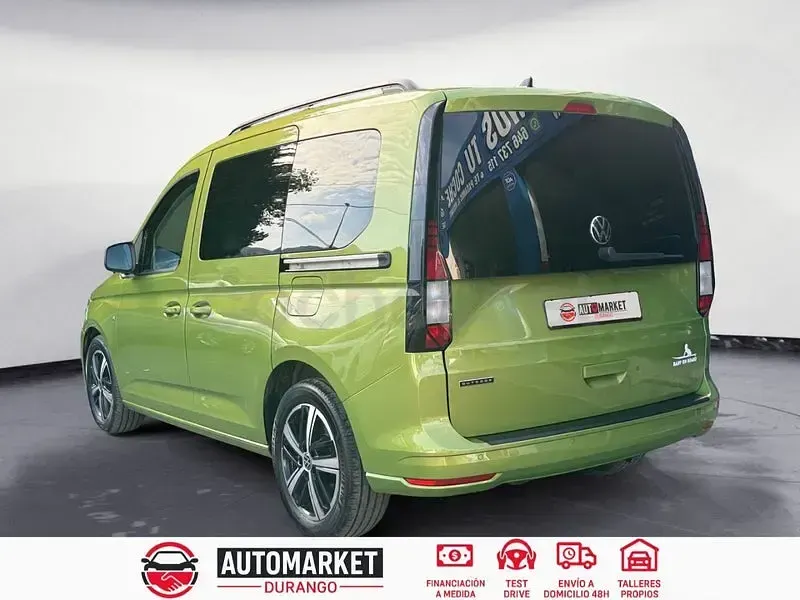 Usado VW Caddy Maxi 122 CV (89 kW) 2022 Verde Monovolumen