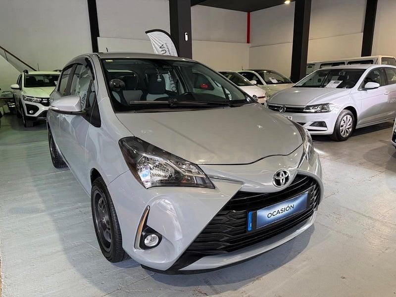 Usado Toyota Yaris Active 111 CV (81 kW) 2018 Gris / plata Berlina
